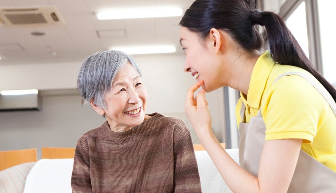 入居者とスタッフが話しをする様子