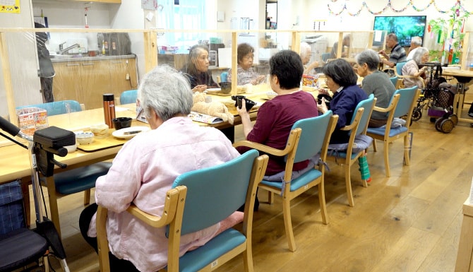 入居者が食事する様子