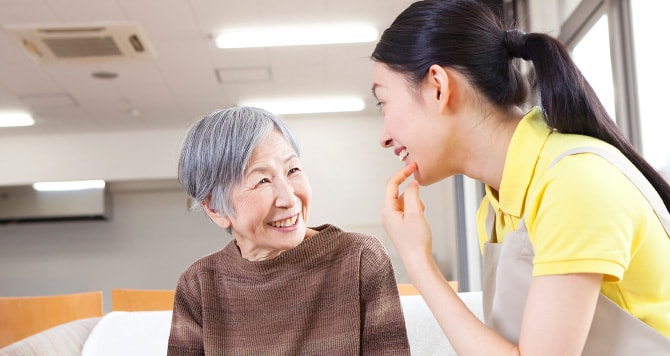 介護の現場で働く様子